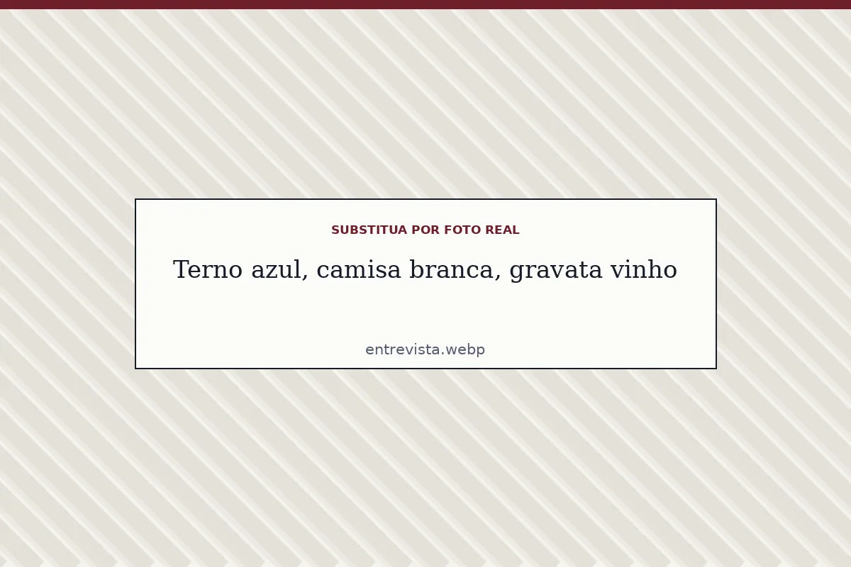 Conjunto para entrevista: terno azul-marinho, camisa branca e gravata vinho